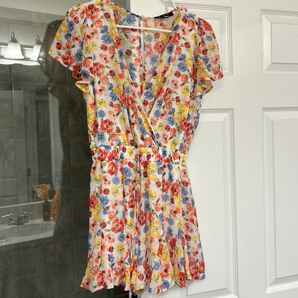 Francesca’s Floral romper in size small